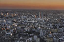 Image du Maroc Professionnelle de  Vue du minaret de la Mosquée Hassan II, cette image nous offre au premier plan le quartier Bourgogne et derrière les deux building du Twin Center à leur droite le quartier Mâarif et à gauche Derb Ghalef ainsi que le quartier des hôpitaux de Casablanca, tandis que les espaces verts manquent cruellement. A Casablanca il n’ y a que le béton qui pousse, la verdure est vraiment rare. Lundi 12 Janvier 2009. (Photo / Abdeljalil Bounhar) 